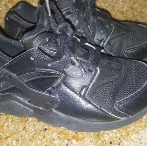 Nike Huaraches boys size 12c black on black